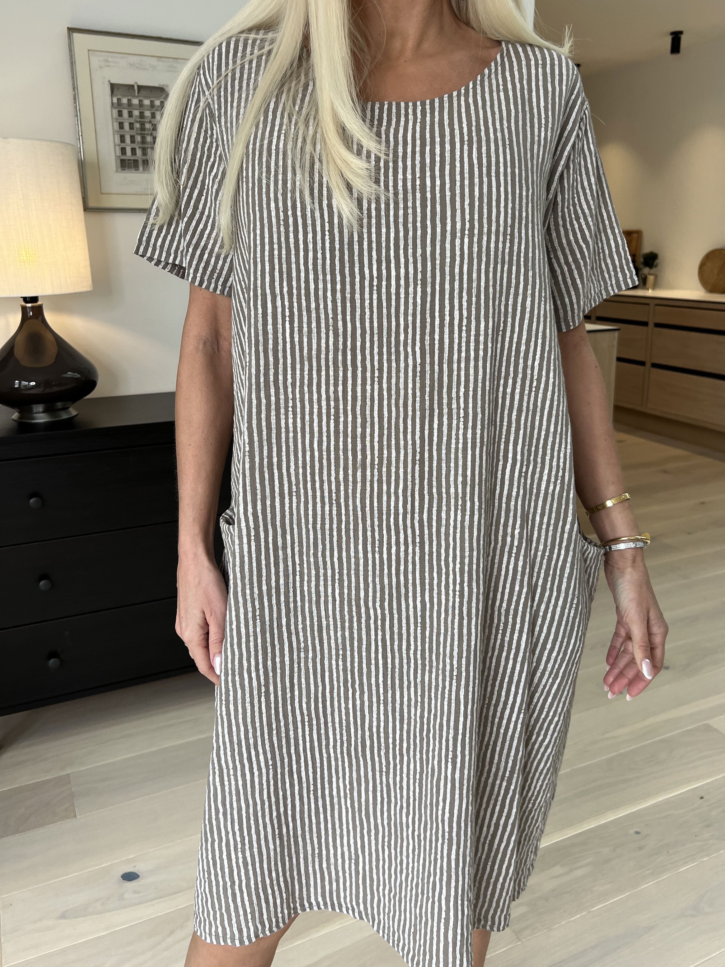 Louise - Fin stribet kjole i hørlignende stof i bomuld